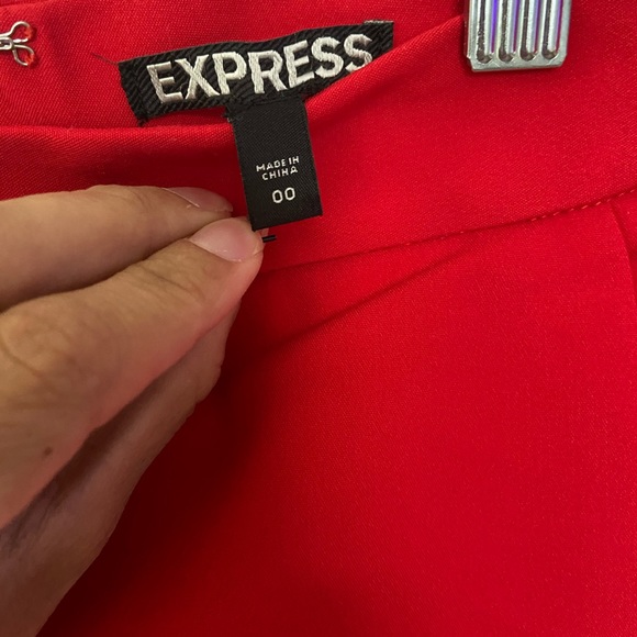 Express red skort! Asymmetrical cut in the front! - Picture 2 of 3